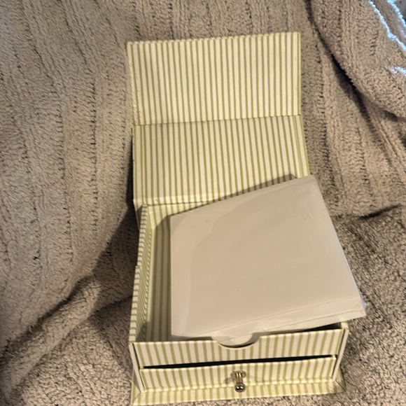 Nature’s Sketchbook by Marjolein Bastin sage green /cream keepsake and note box - Picture 5 of 13